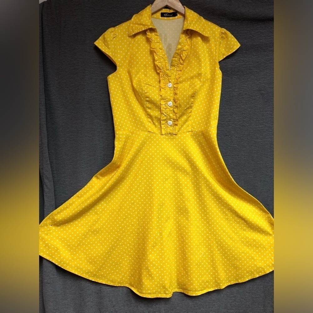 Vedtrend Large white and yellow polkadot dress with collar and ruffled front